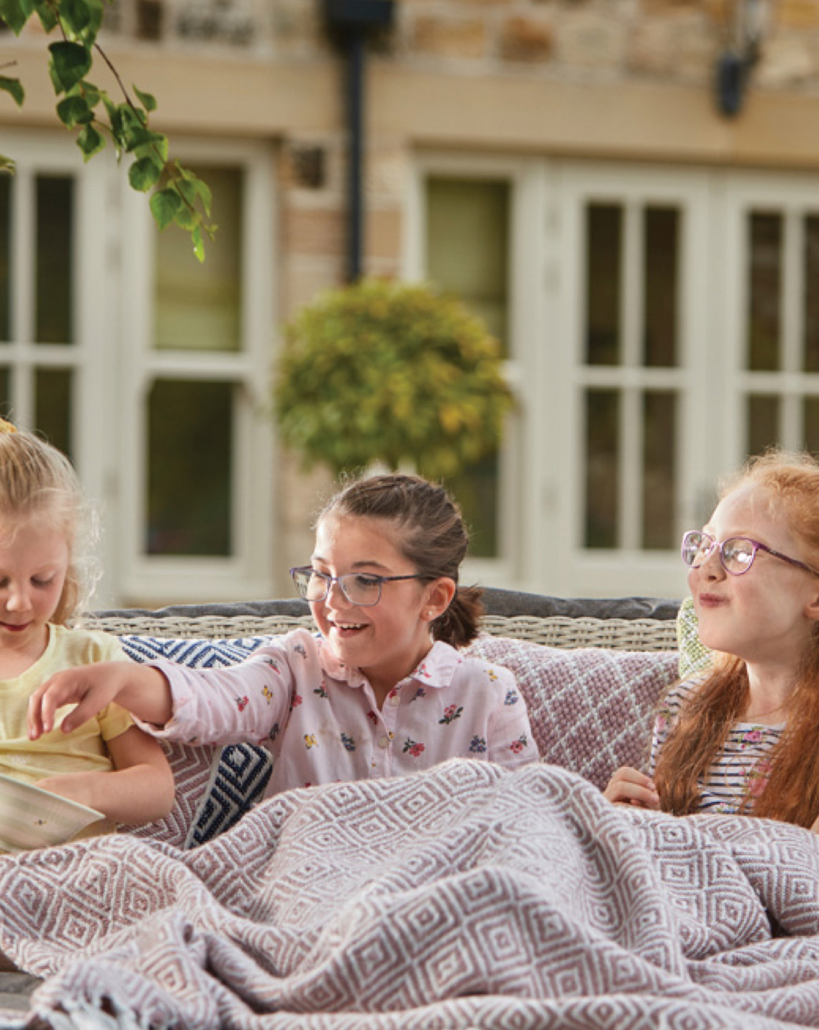 Woven Diamond Indoor/Outdoor Throw - Rose