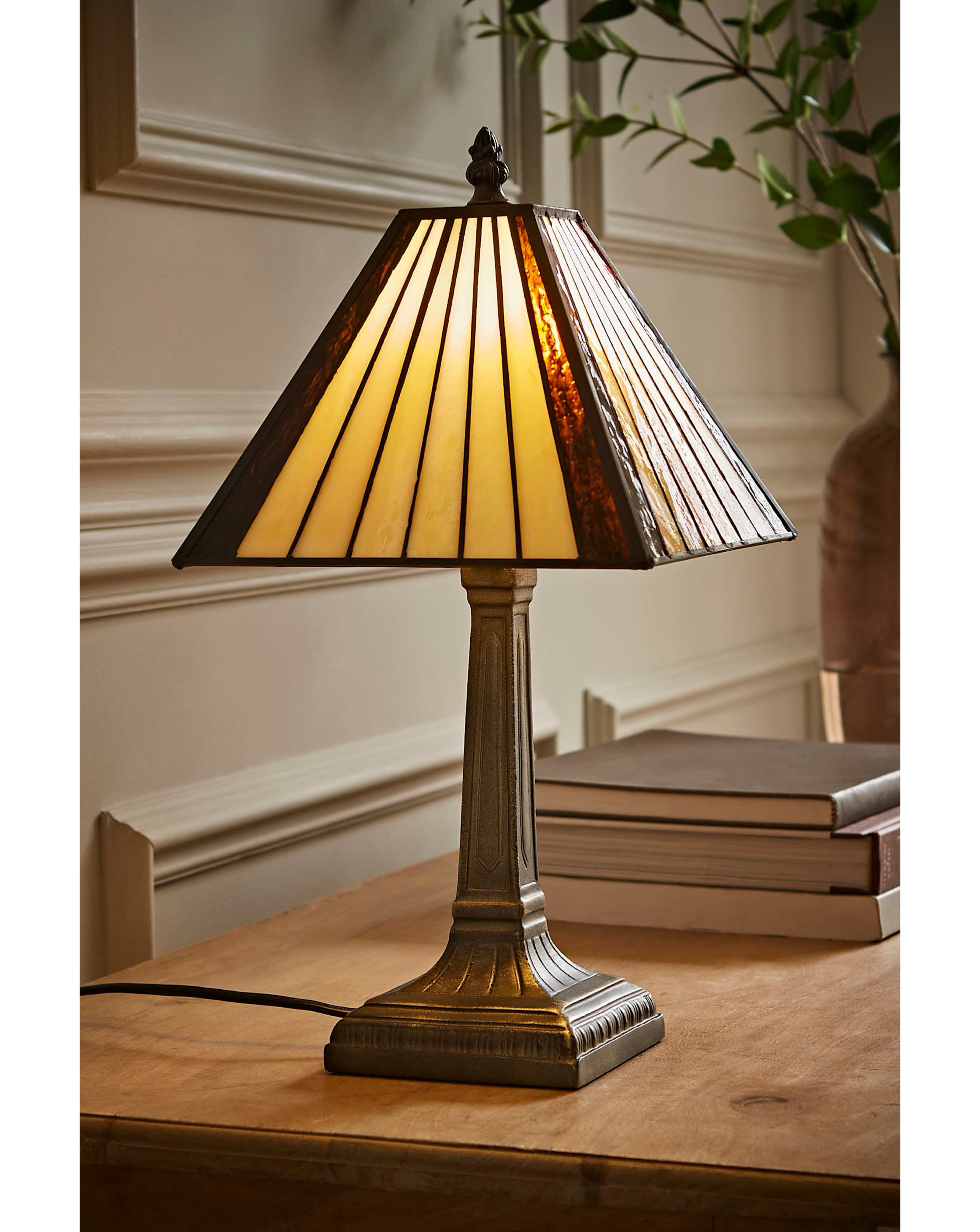 ValueLights Tiffany Traditional Table Lamp