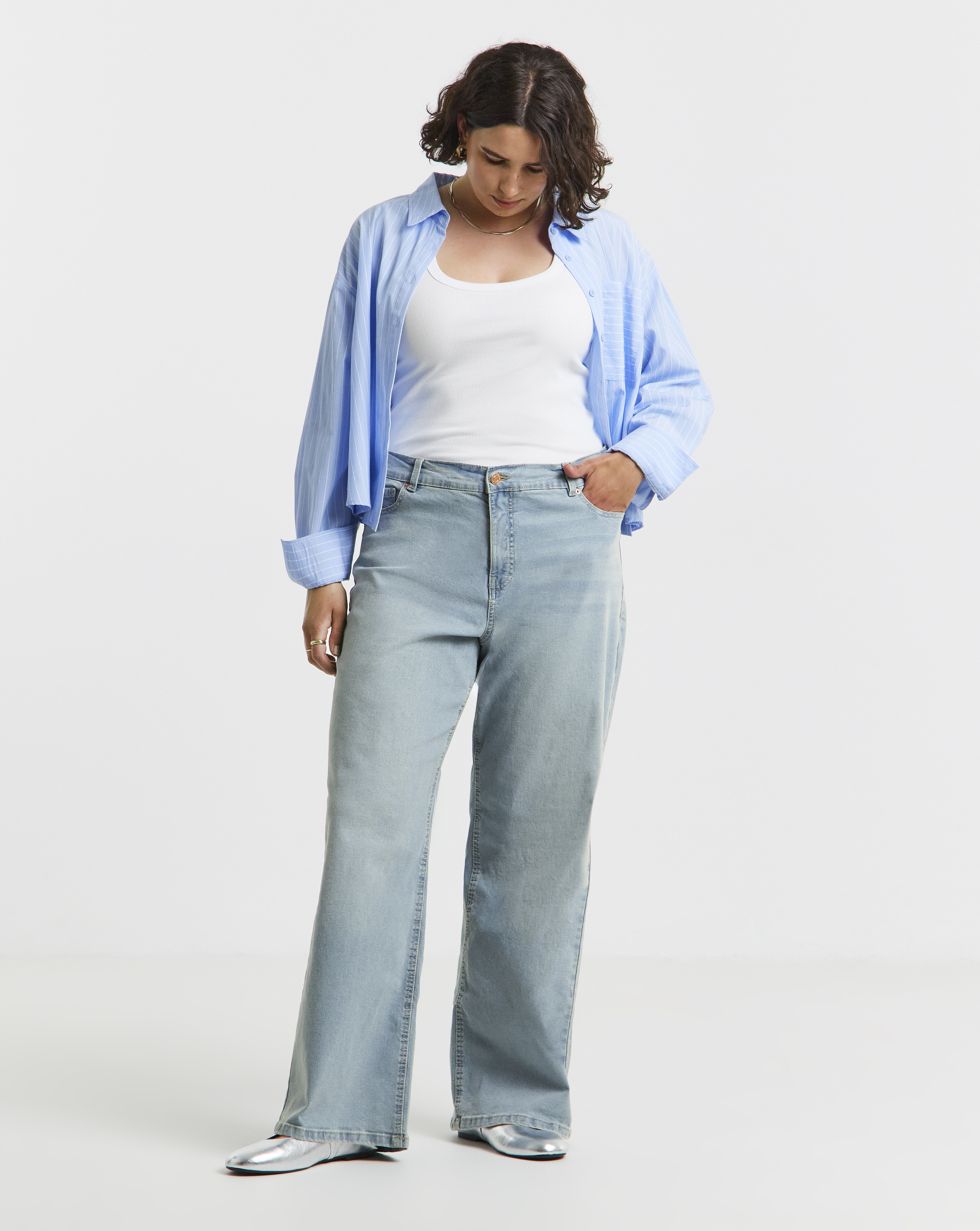 Light 24/7 Wide Leg Jeans