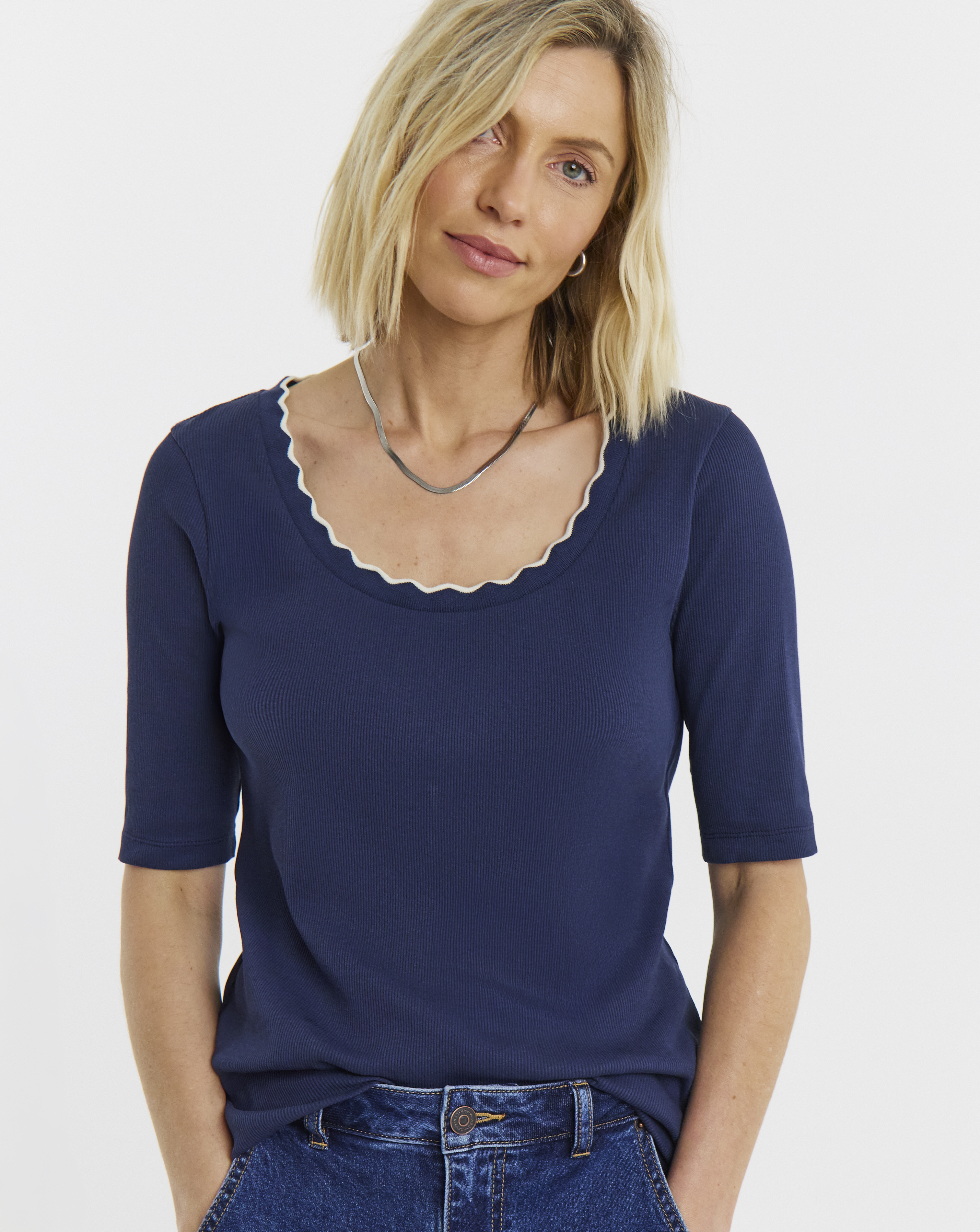 New In - Contrast Scallop Scoop