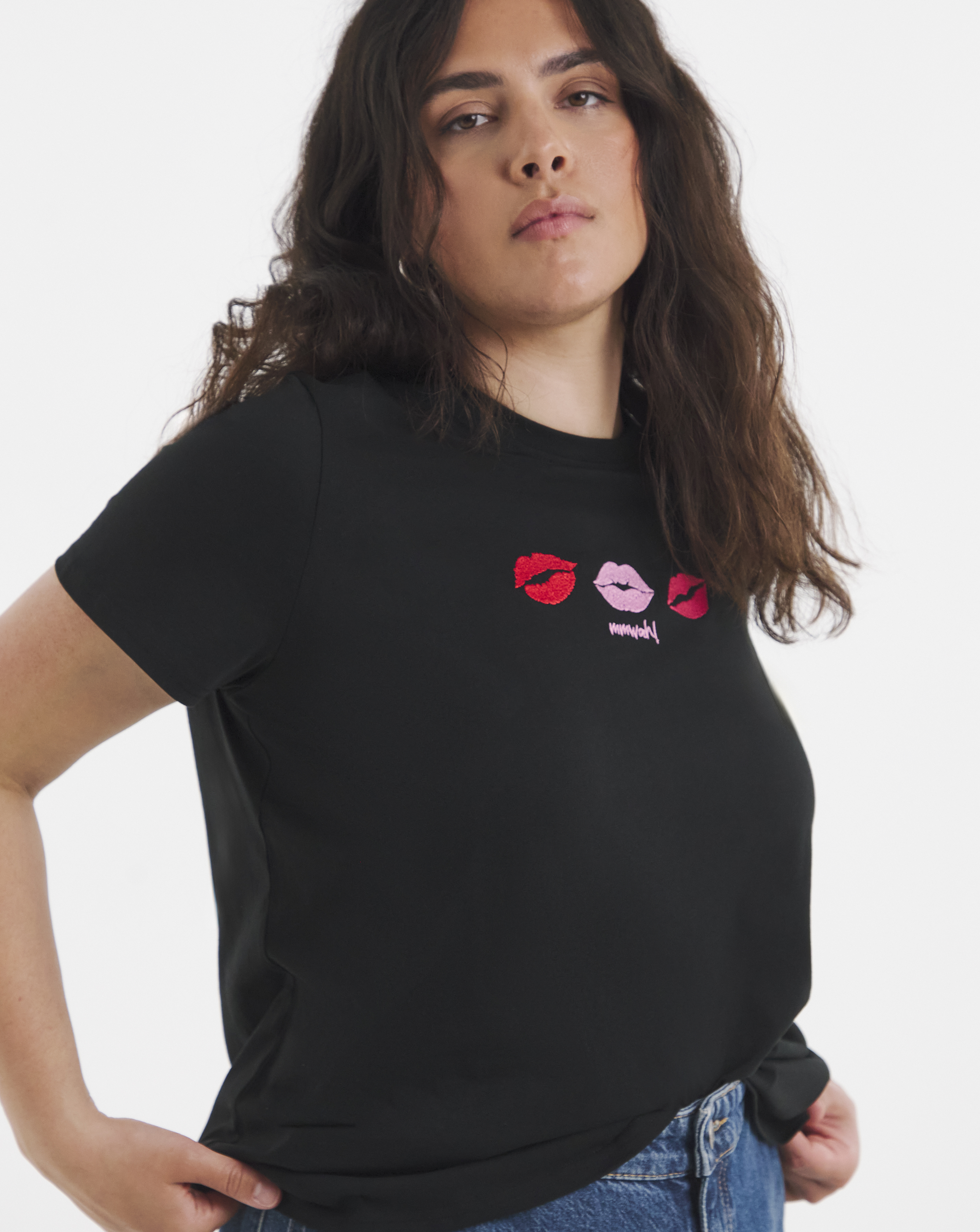 New In - Lips Embroidery T-Shirt