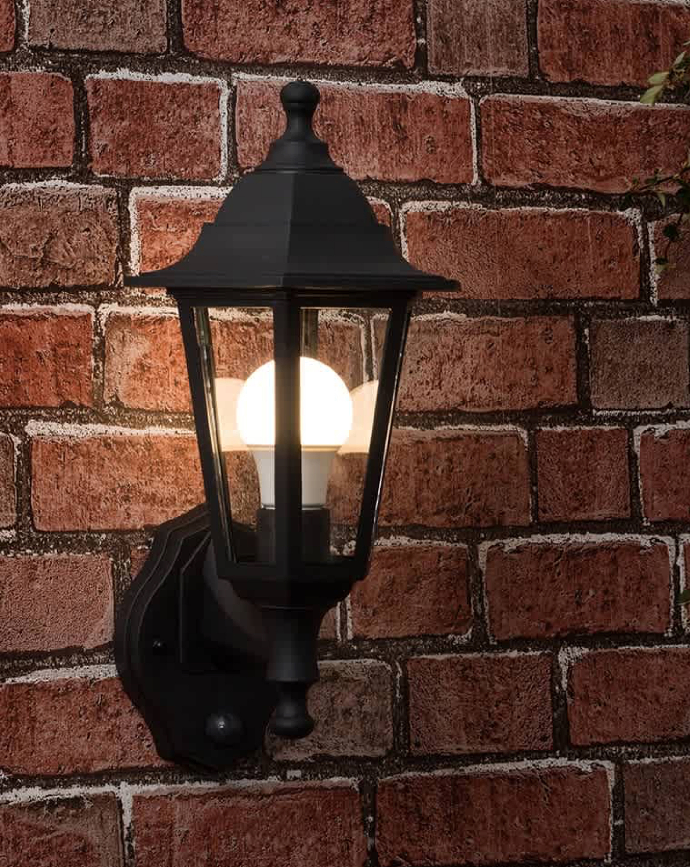 ValueLights Mayfair Outdoor Security PIR Motion Sensor Light - Bulb Included