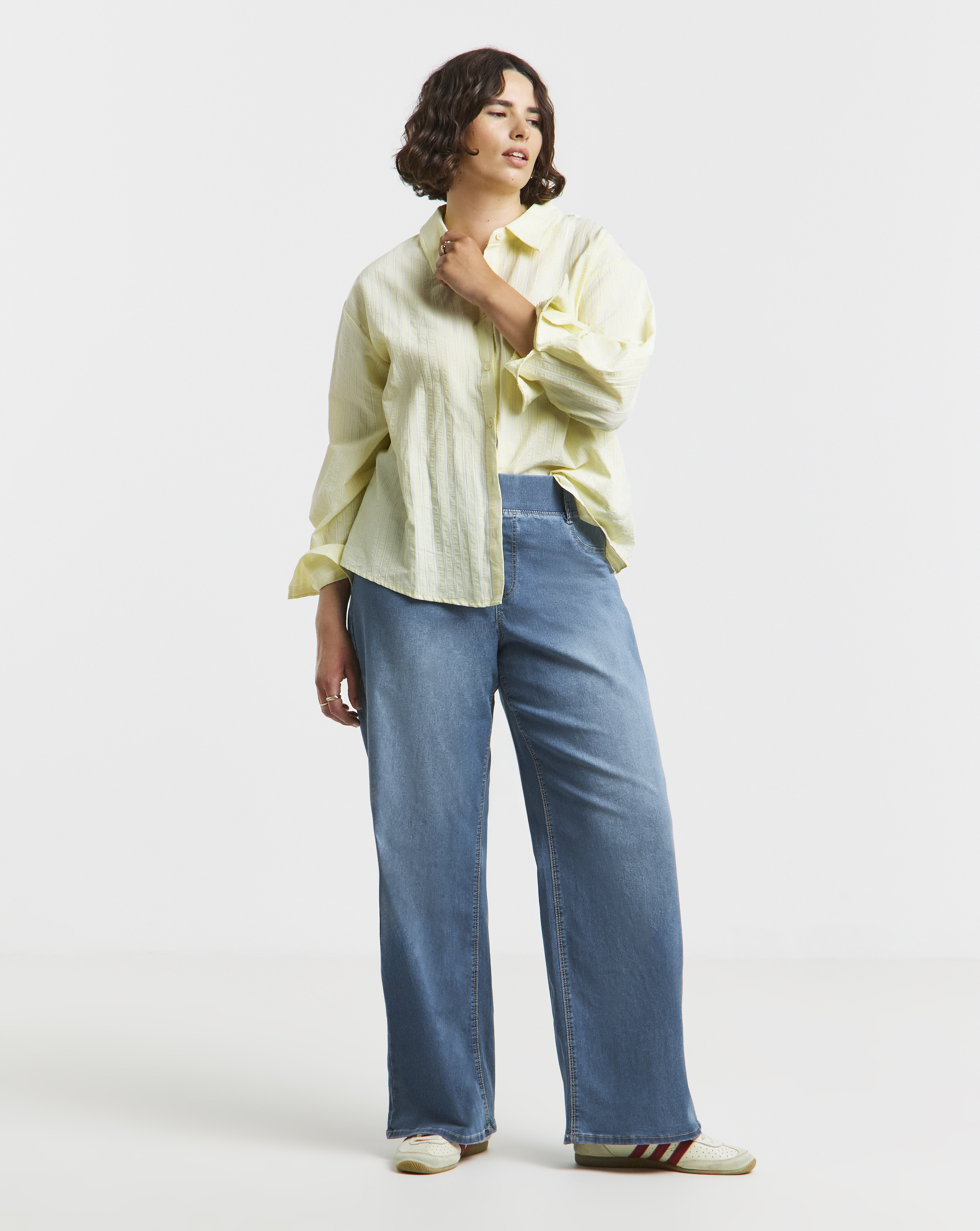 Mid Wash Wide Leg Pull On Jegging