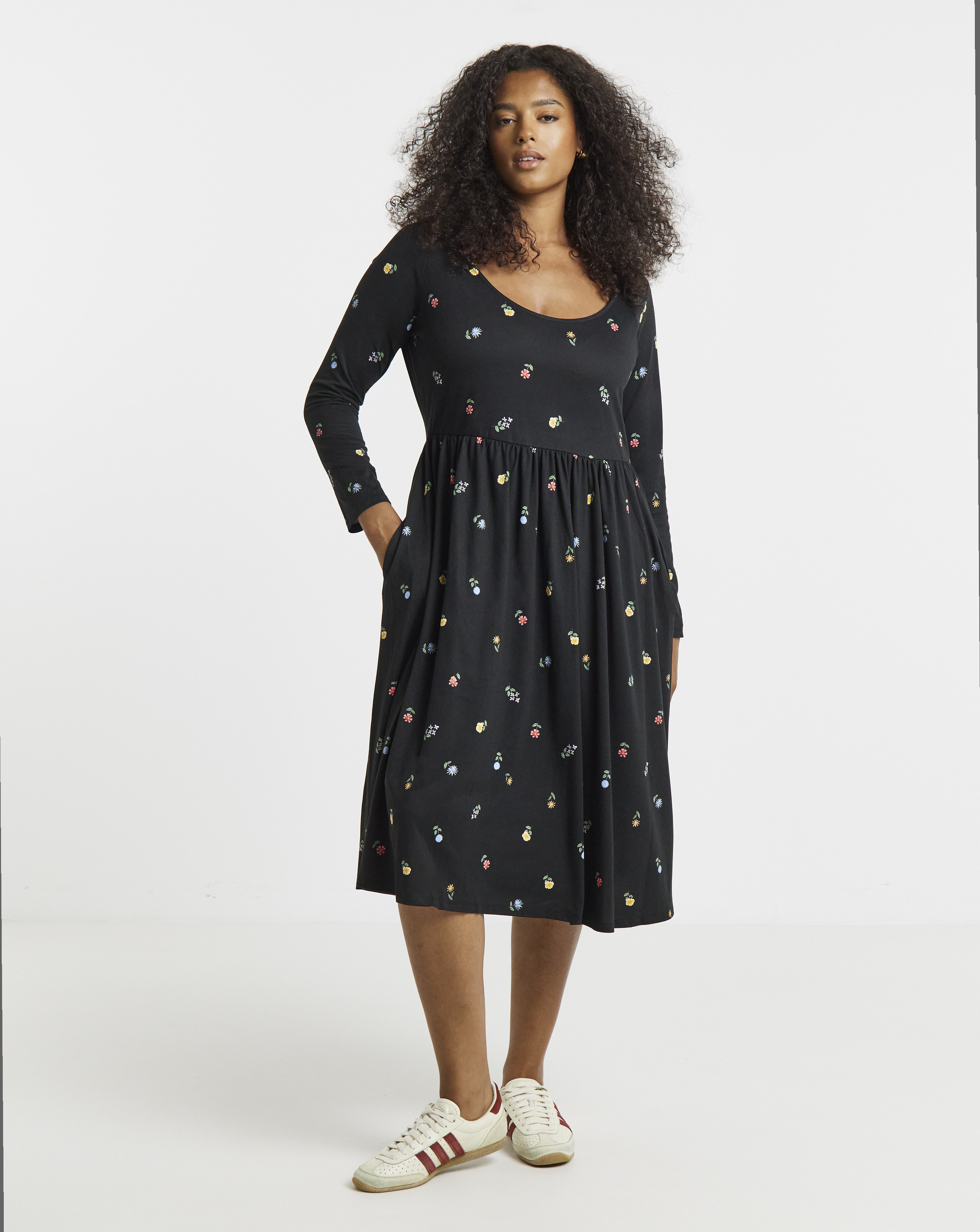 Scoop Neck Pocket Midi Dress - Image