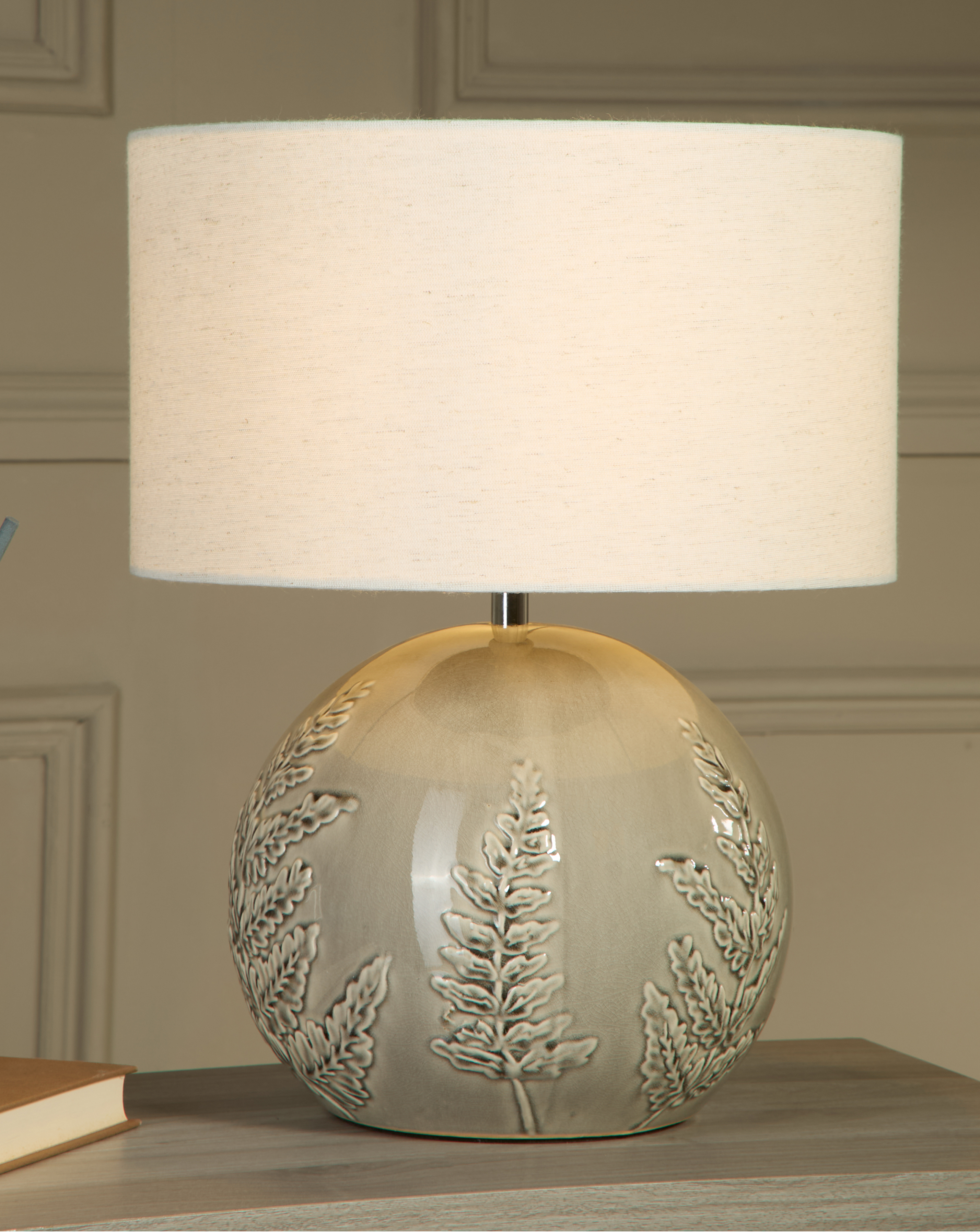 Ceramic Leaf Emboss Table Lamp - Image