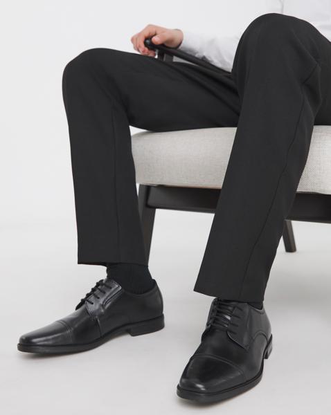 Clarks Howard Cap Wide Fit Shoes - Black