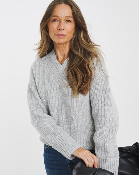 V NECK JUMPER