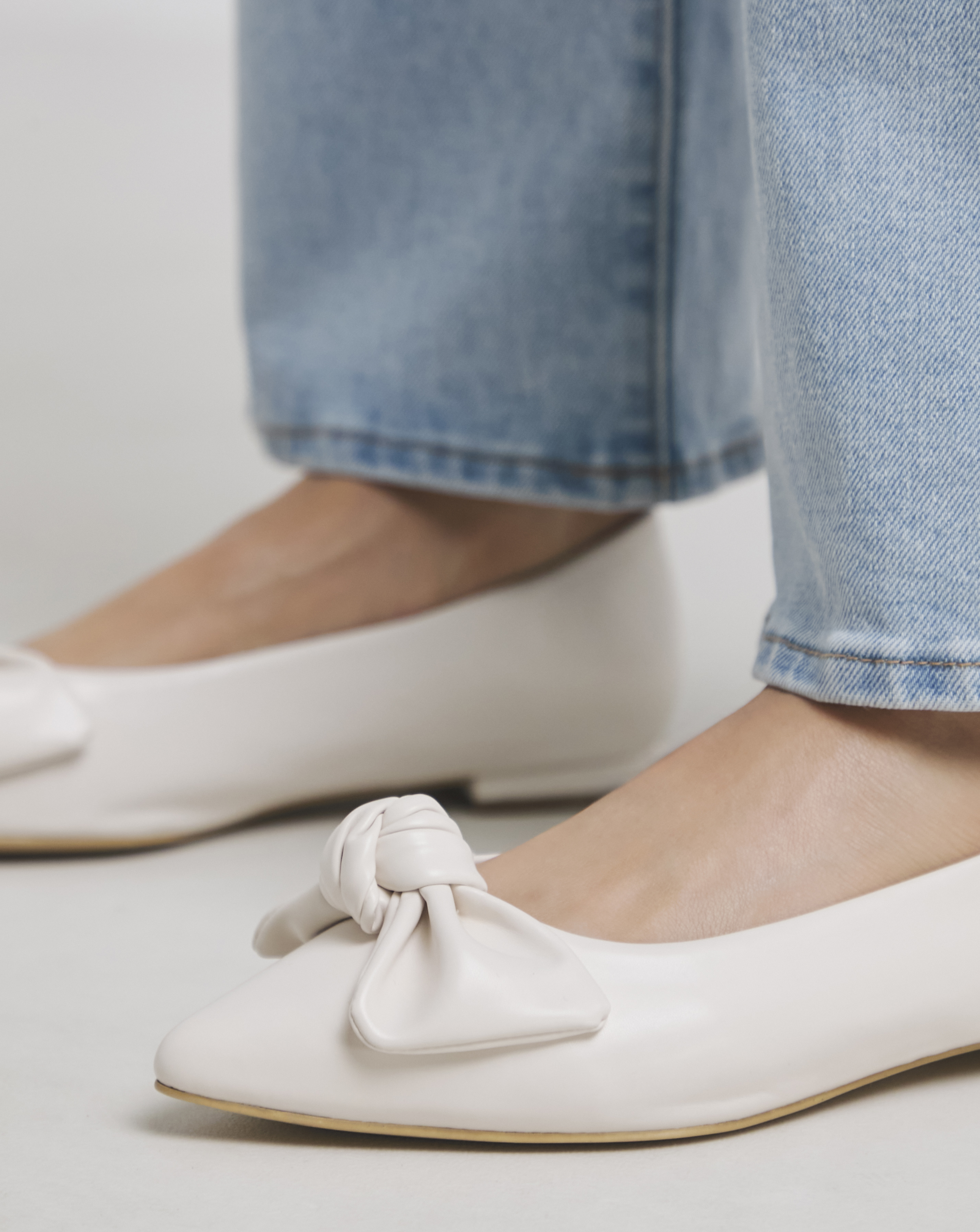 Pointed Toe Flat Show with Bow Ex Wide
