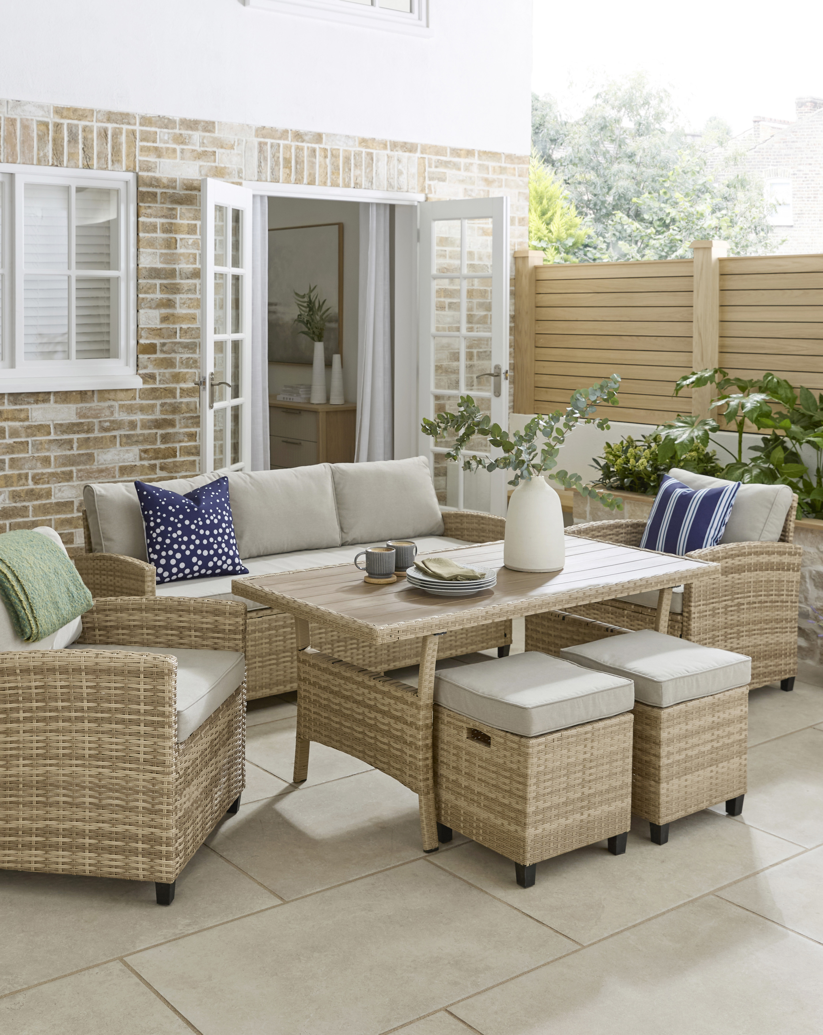 Valencia Lounge Dining Set