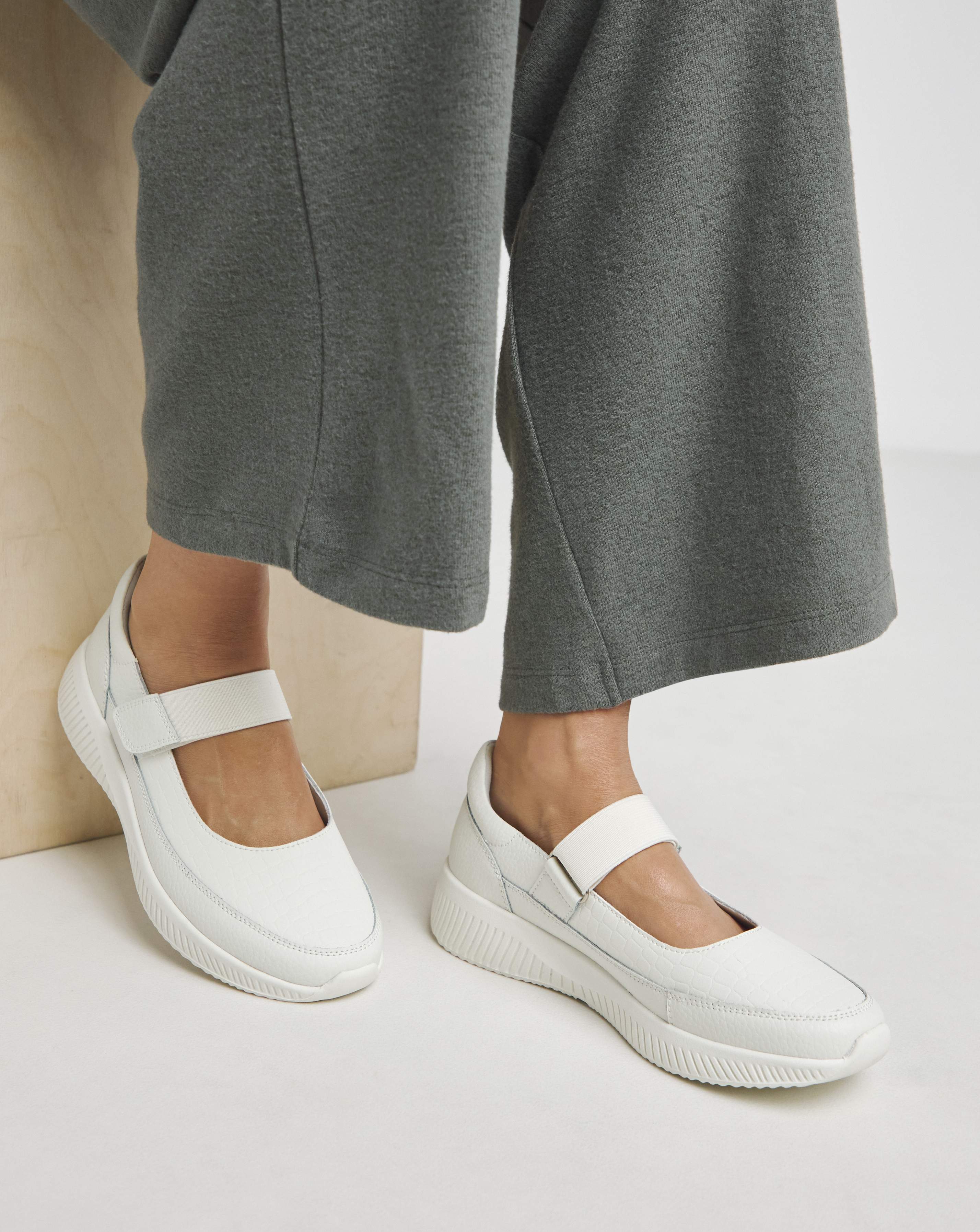 T&C Bar Leather Trainer Wide Fit