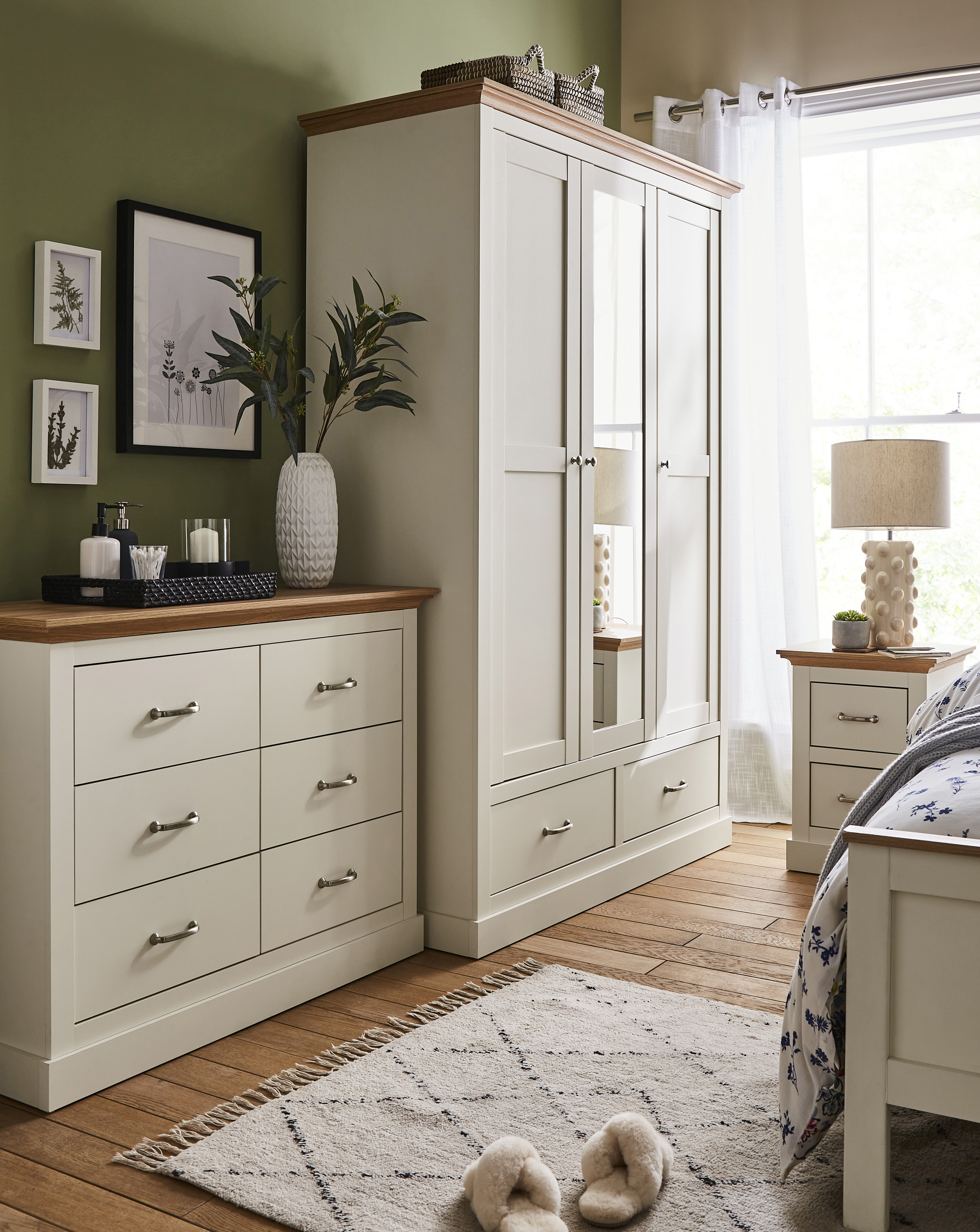 Julipa Ashford 4 Piece Bedroom Package